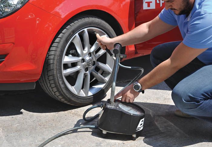 Για καλύτερη οδική συμπεριφορά, φουσκώστε τα ελαστικά σας με όσο αέρα αναφέρει το βιβλίο του κατασκευαστή. 